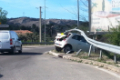 accident d'une voiture contre une glissière métallique